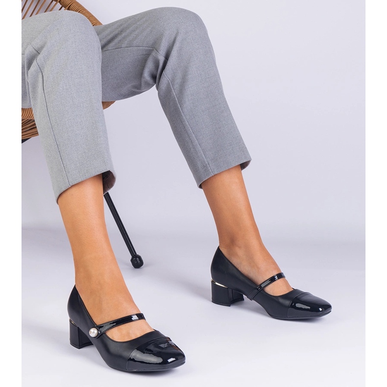 Crne pumpe na stanici lakiranim nožnim prstima crna 1