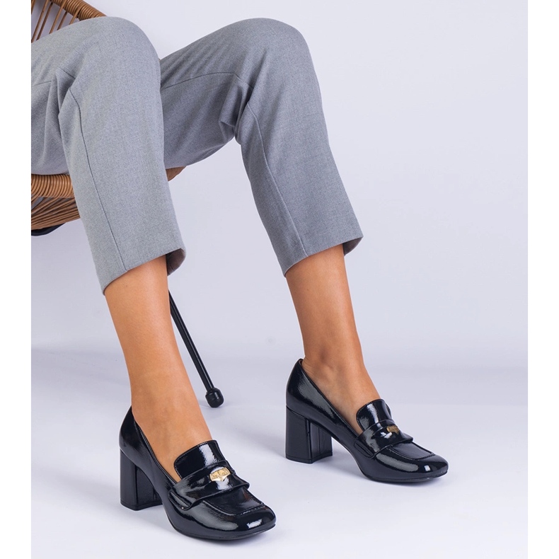 Crne lakirane cipele na stupu crna 1