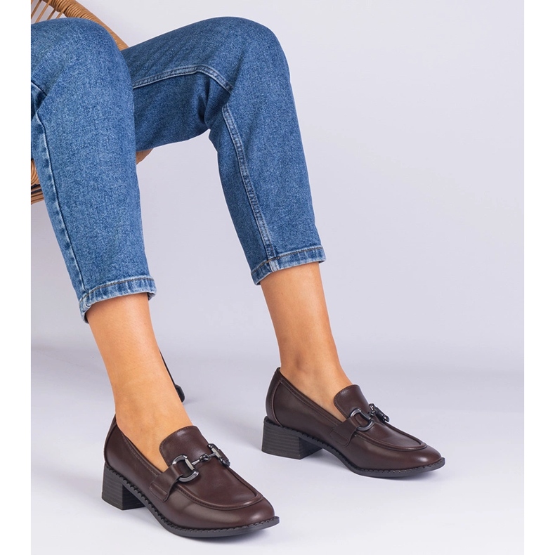 Smeđe pumpe na posta s metalnim ukrasom smeđa 1