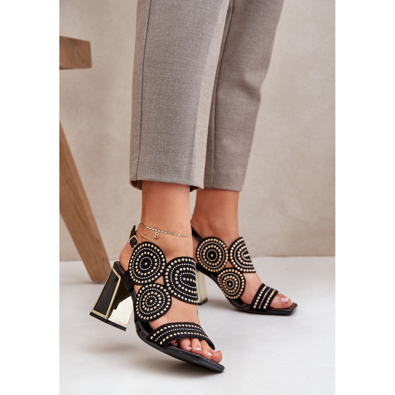 Ukrašene sandale na crnoj posta 2