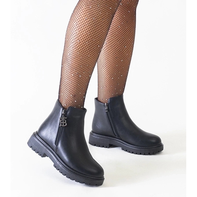 D/CEO Crne gležnjače s ukrasnim privjeskom na platformi od eko kože Melane crna 1