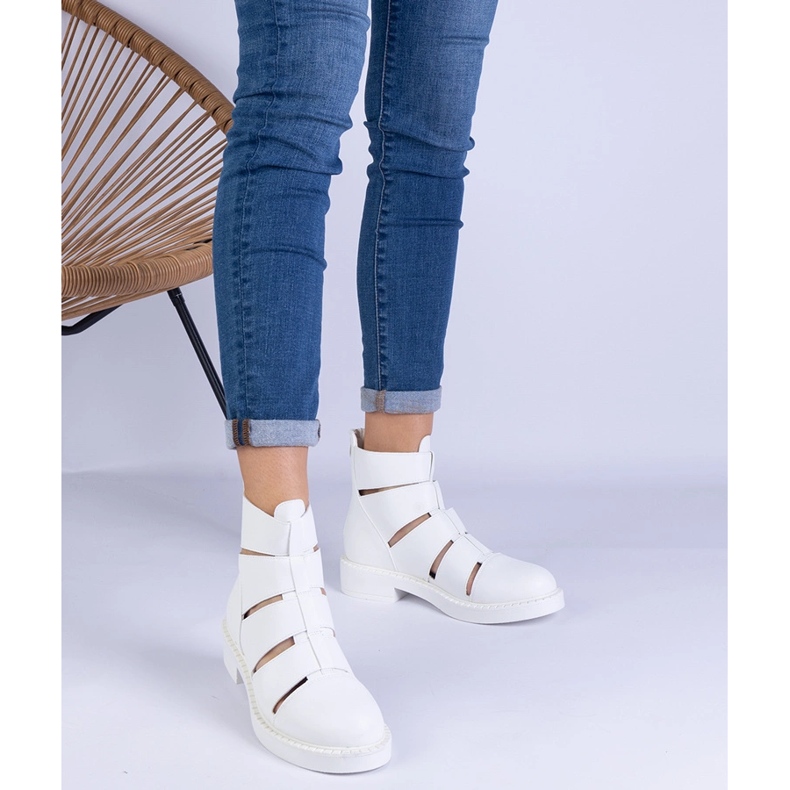 Bijele čizme s eko -leather s ravnim izrezama bijela 1