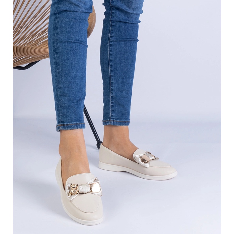 Bež natičnici ukrašeni lukom i zlatnim medvjedićima 1