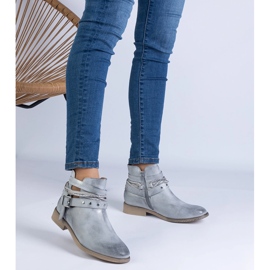 Srebrne ravne čizme s izrezom i kopčom srebro 1