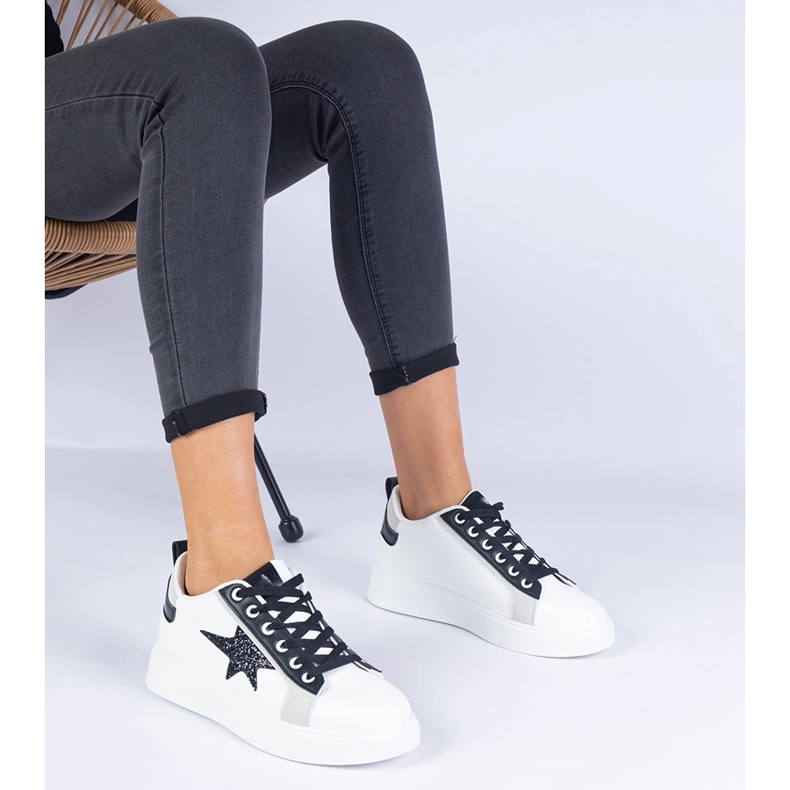 Bijele tenisice ukrašene sjajnom zvijezdom bijela 1