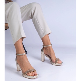 Zlatne elegantne sandale na stupu s cirkonima zlatna 1