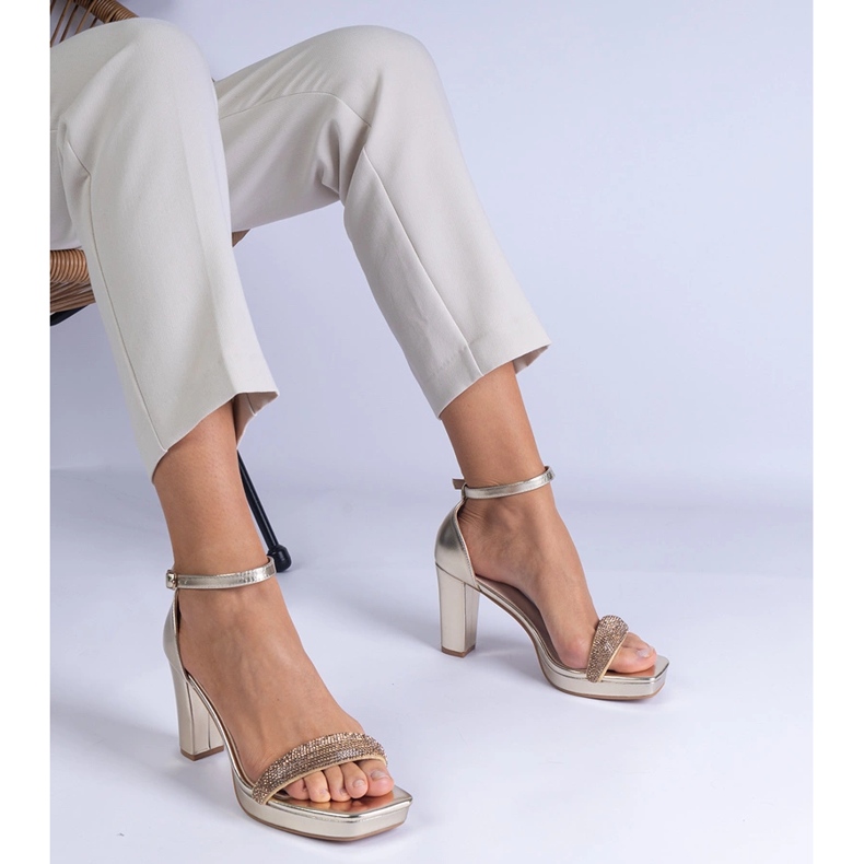 Zlatne elegantne sandale na stupu s cirkonima zlatni 1