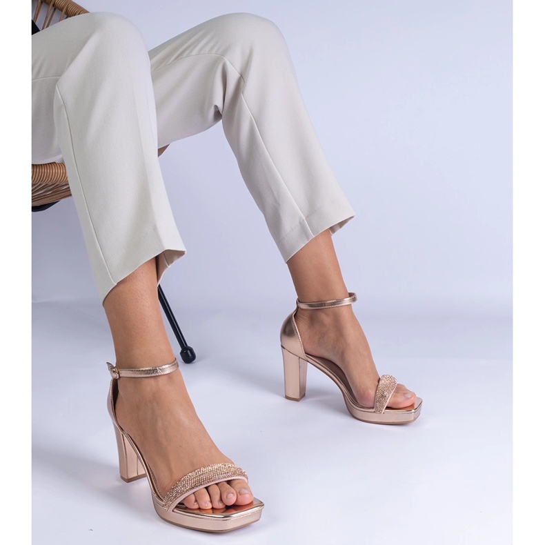 Elegantne sandale šampanjca na stupu s cirkonima zlatna 1