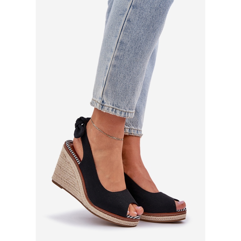 Crne sandale na klinastu petu s pletenicom crno 1