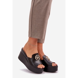 Papuče na platformi i klinovi s crnim ukrasom crno 1