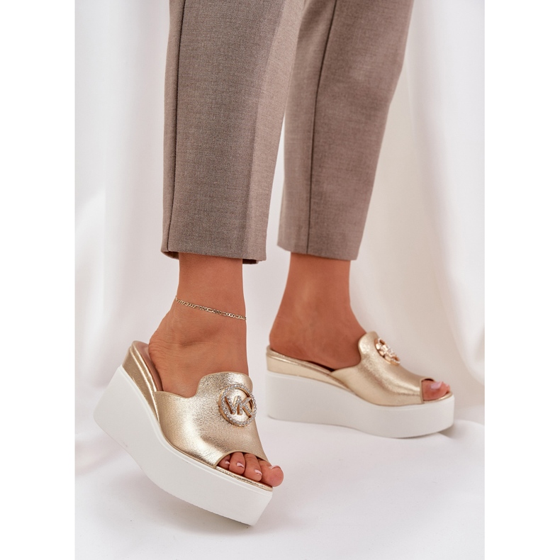 Papuče na platformi i klinovi sa zlatnim ukrasom zlatna 2