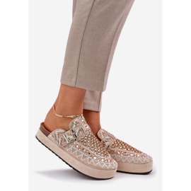 Ukrašeni flip jahuri na bež platformi 1