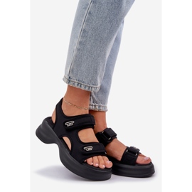 Sandale laganih materijala na crnoj platformi 1