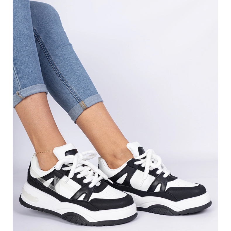 Crno -bijele tenisice s gustim čipkama 1