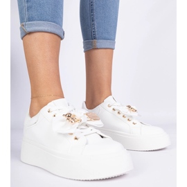 Bijele tenisice ukrašene lukom i zlatnim medvjedićima bijela 1