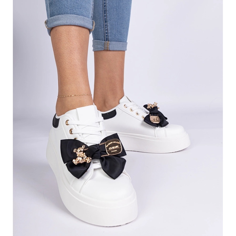 Crne tenisice ukrašene lukom i zlatnim medvjedićem crno 1