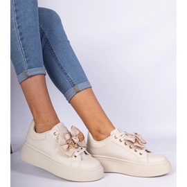 Bež tenisice ukrašene lukom i zlatnim medvjedićem 1