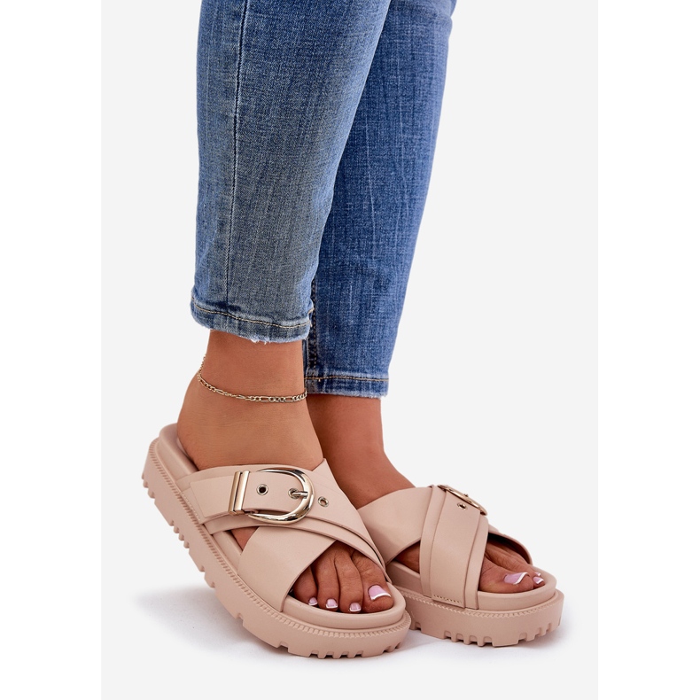 Papuče na platformi s bež kopčama 1