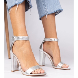 Srebrne metalne sandale na posta pričvršćene na gležnju srebro 1