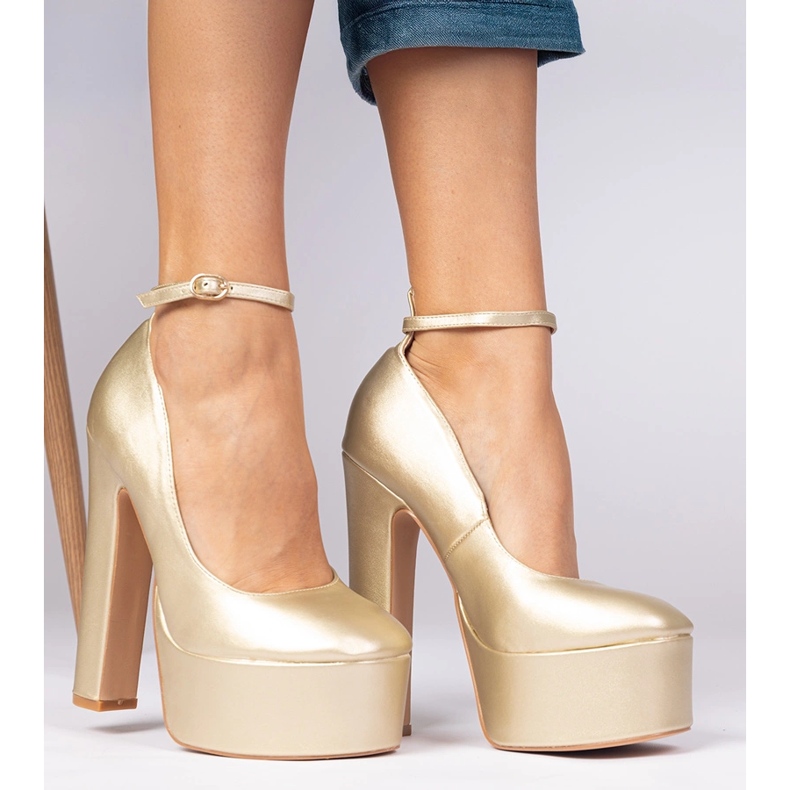 Zlatne metalne pumpe na visokoj posta zlatna 2