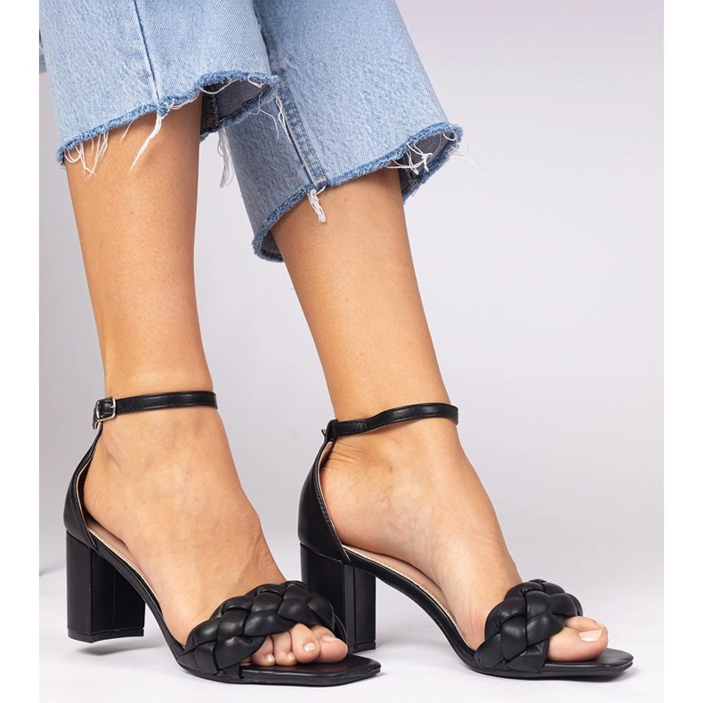 Crne sandale na stanici pokrivene crna 1