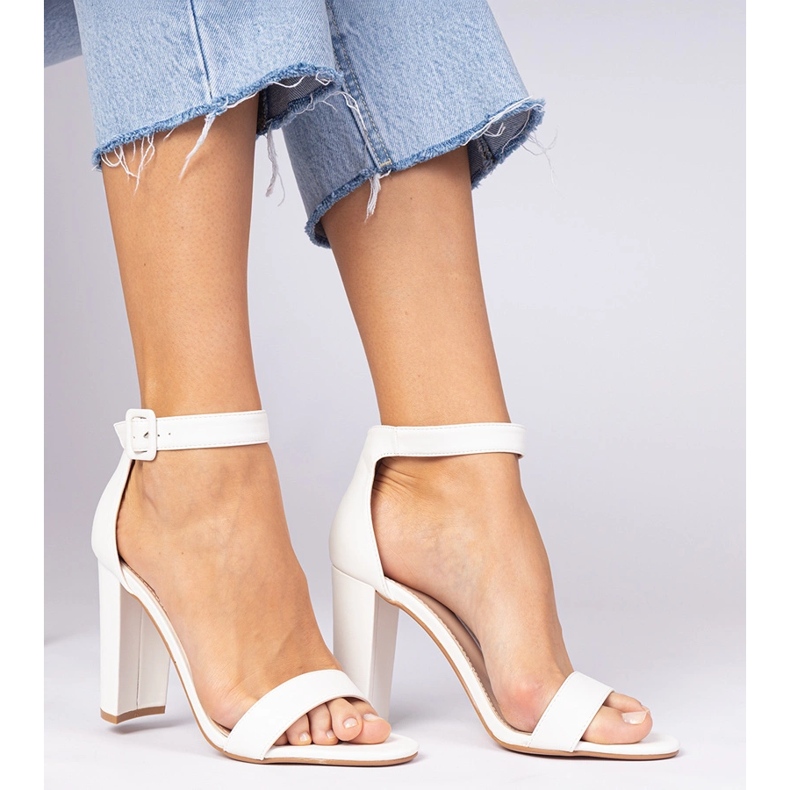 Bijele sandale na postom pričvršćene na gležnju bijela 1