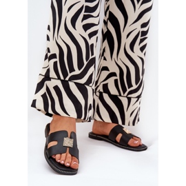 Ravne zaklopke s izrezima i crni ukras crno 2