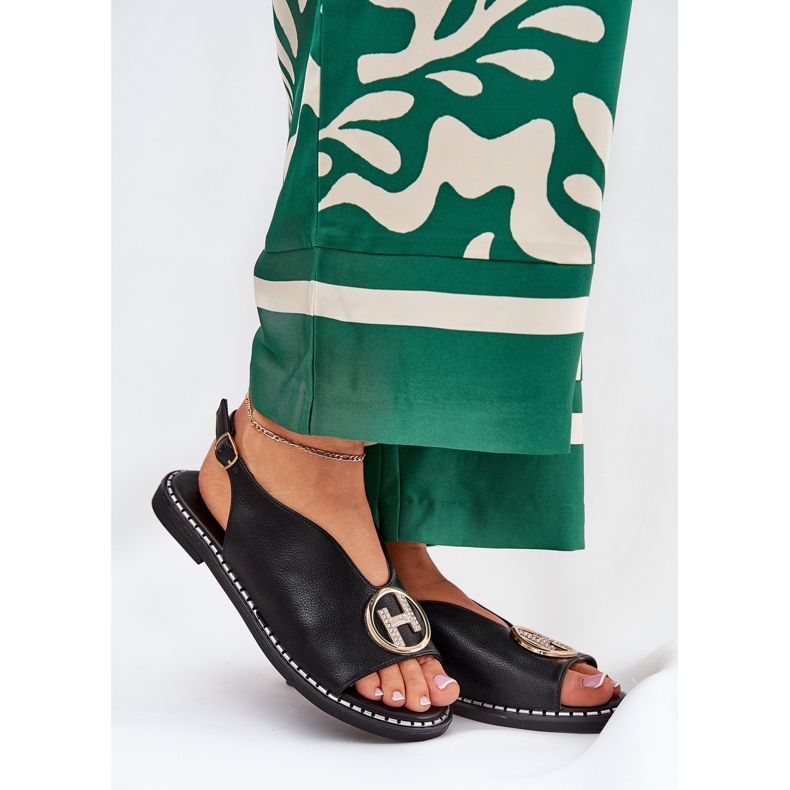 Ravne elegantne sandale s crnim ukrasom crno 2