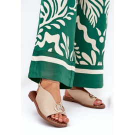 Ravne elegantne sandale s bež ukrasom 2