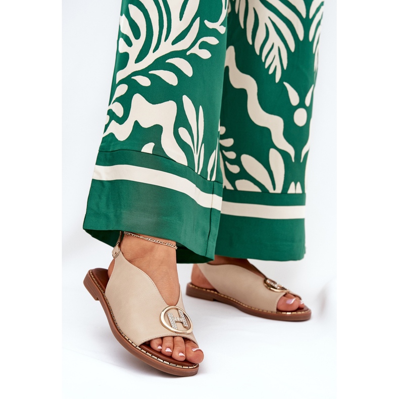 Ravne elegantne sandale s bež ukrasom 2