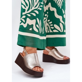 Jezzi Ženske sandale s eko kožom na platformi i zlatnim klinovima zlatna 2