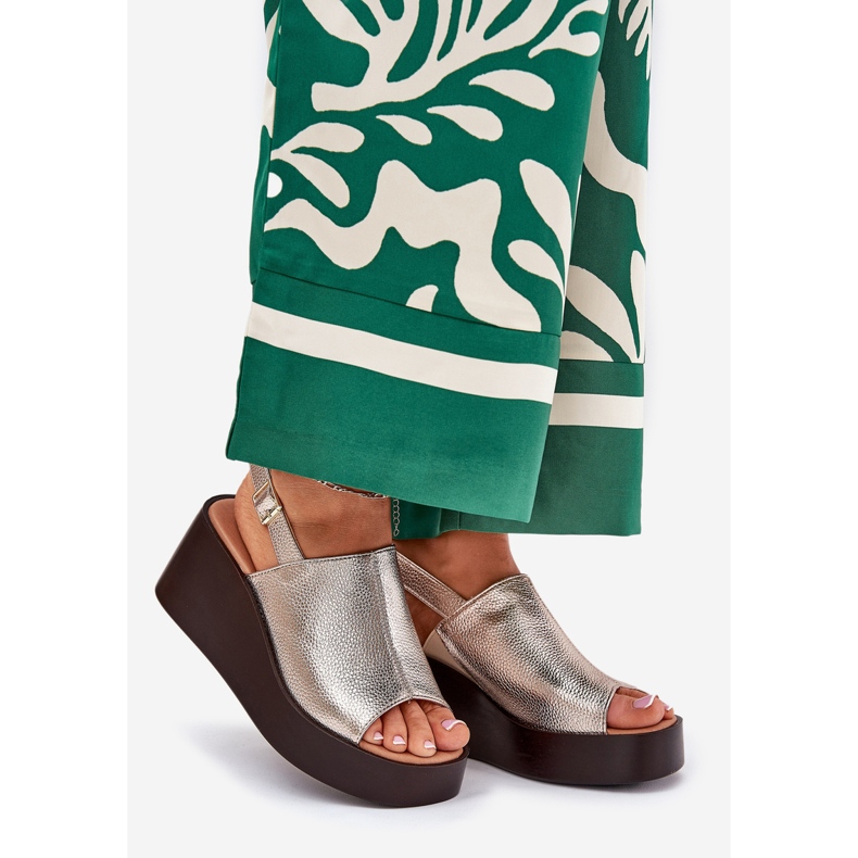 Jezzi Ženske sandale s eko kožom na platformi i zlatnim klinovima zlatna 1