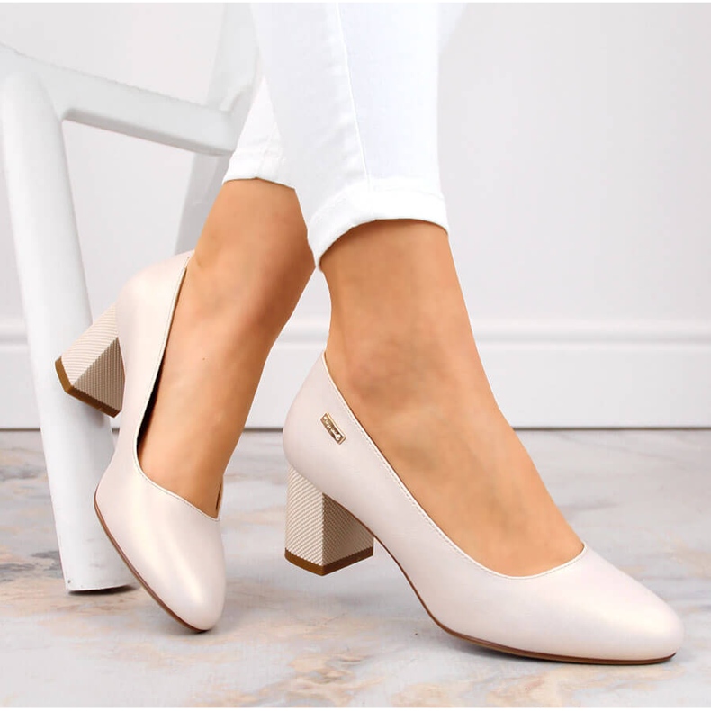 Biserno bež salonke na ukrasnom stupu od Sergio Leonea 1