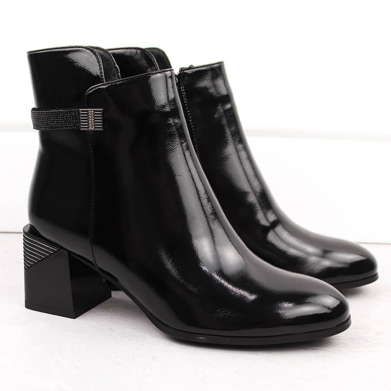 Crne lakirane gležnjače s ukrasnom petom D&amp;A S.Barski Premium Collection MR880-140 crna 2