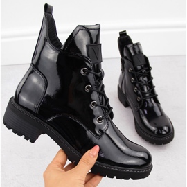 Ženska crna lakirana radna odjeća Vinceza 58136 crno 1