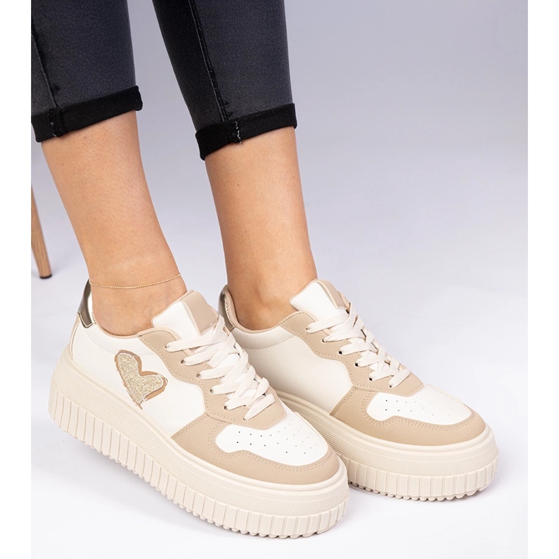 Smeđe ženske tenisice s brokatnim srcem smeđa 1