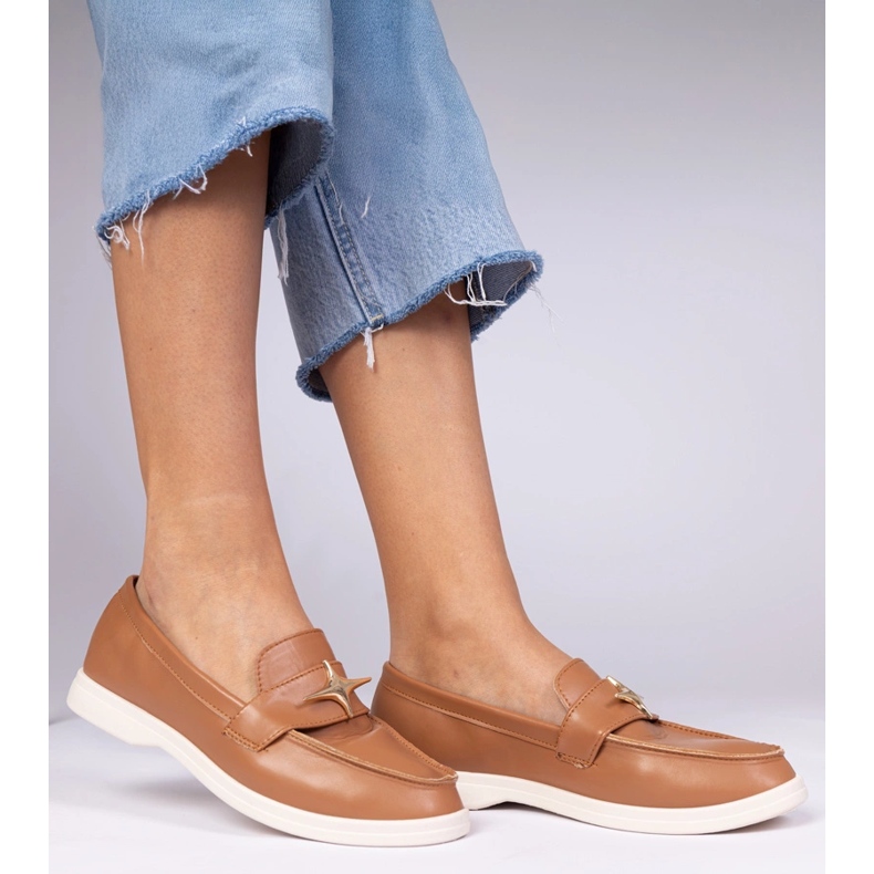 Smeđe ženske natikače sa zlatnim ukrasom smeđa 1