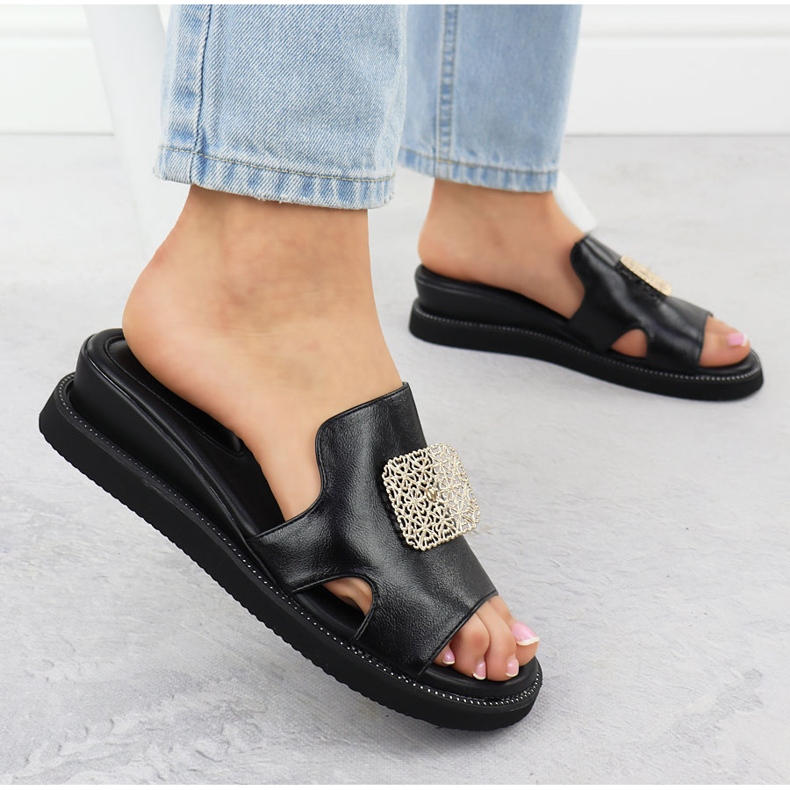 Eko-kože papuče na crnoj platformi s ukrasom Jezzi 2267 crna 2