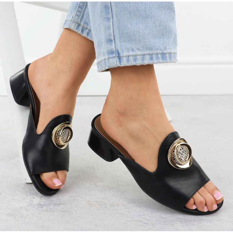 Papuče na stupnu crnu s ukrasom jezzi 214 crno 1