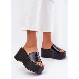 Oslikane ženske papuče na platformi i crne klinove crna 2