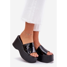 Oslikane ženske papuče na platformi i crne klinove crno 1