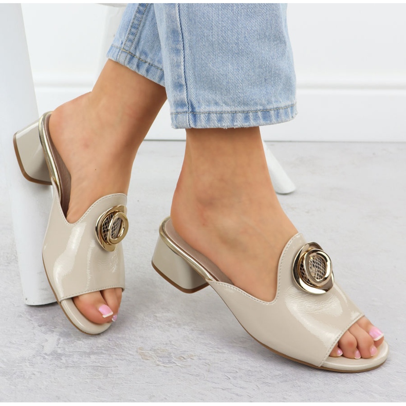 Papuče na bloku s ukrašenim lakiranim bež jezzi 214 1