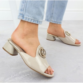 Papuče na bloku s ukrašenim lakiranim bež jezzi 214 2