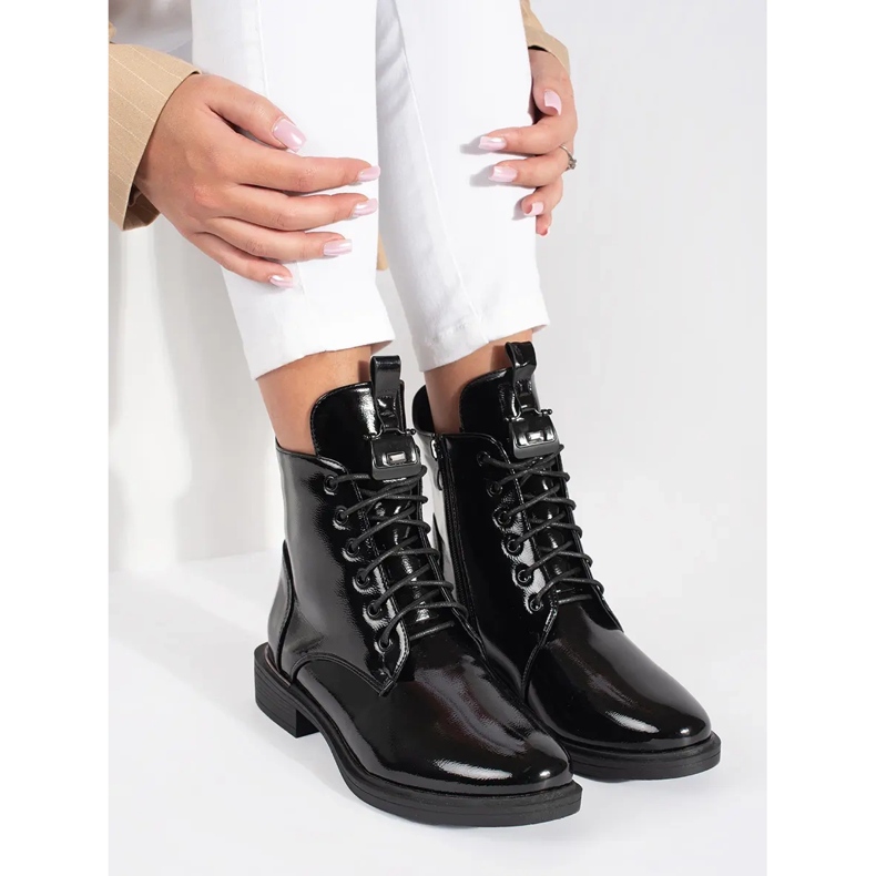 Crne ženske gležnjače na vezanje od lakirane ekološke kože crna 1