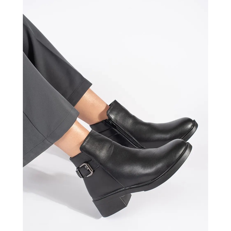 Crne ženske gležnjače na nisku petu s ukrasnom kopčom crna 1