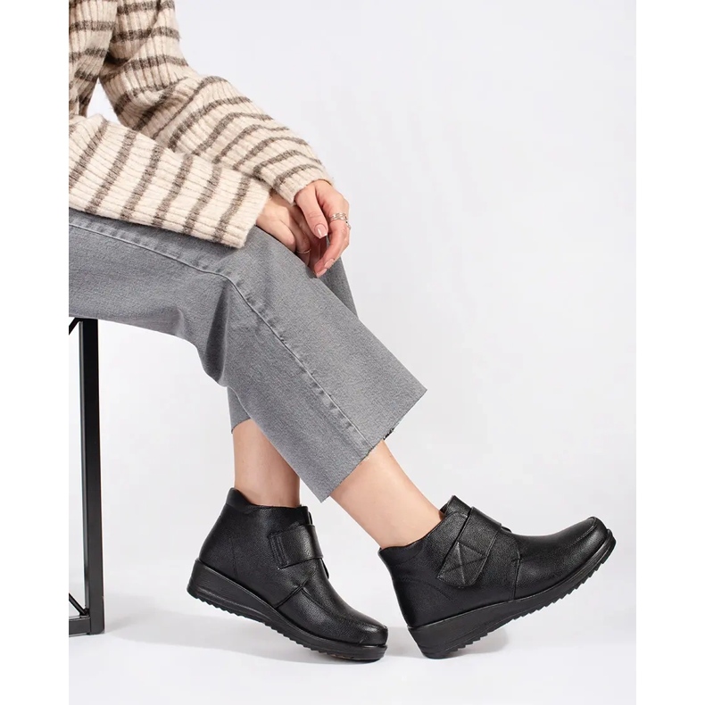 Crne izolirane ženske čizme na wedge crno 2