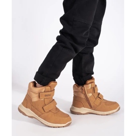 Izolirane dječačke gležnjače s čičkom smeđa 2