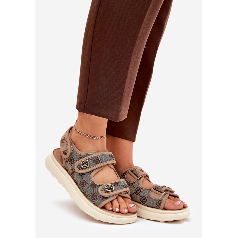 Ženske sandale s uzorkom sa zlatnim detaljima kaki bež 1