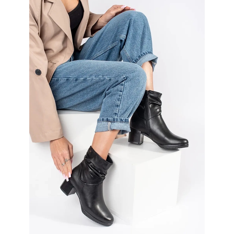 Crne kožne ženske gležnjače s gornjim dijelom na volane marke Sergio Leone crno 2