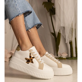 Bijele i bež tenisice ukrašene sjajem i zvijezdom 1